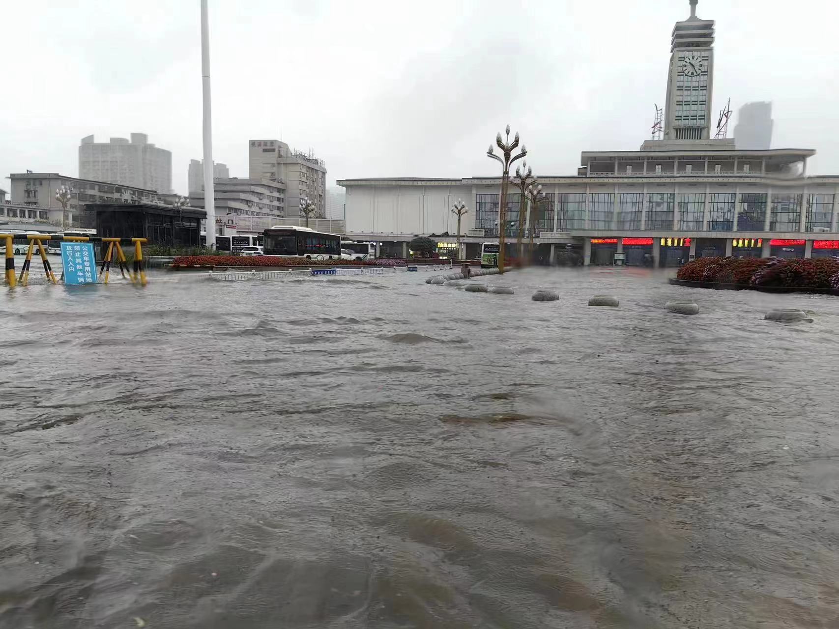 全省防汛进入关键时期 雨幕笼罩湖南，5.5万余人紧急转移避险